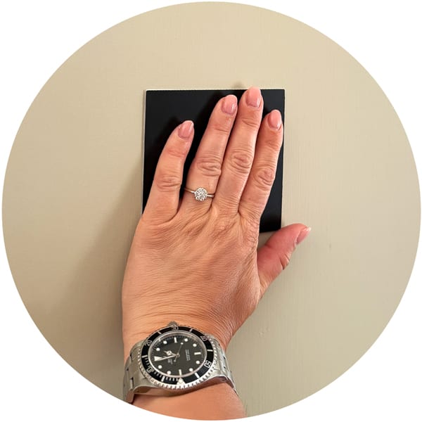 Haal het frame van de muur en druk de Custtom<sup>®</sup> magneet extra goed aan.