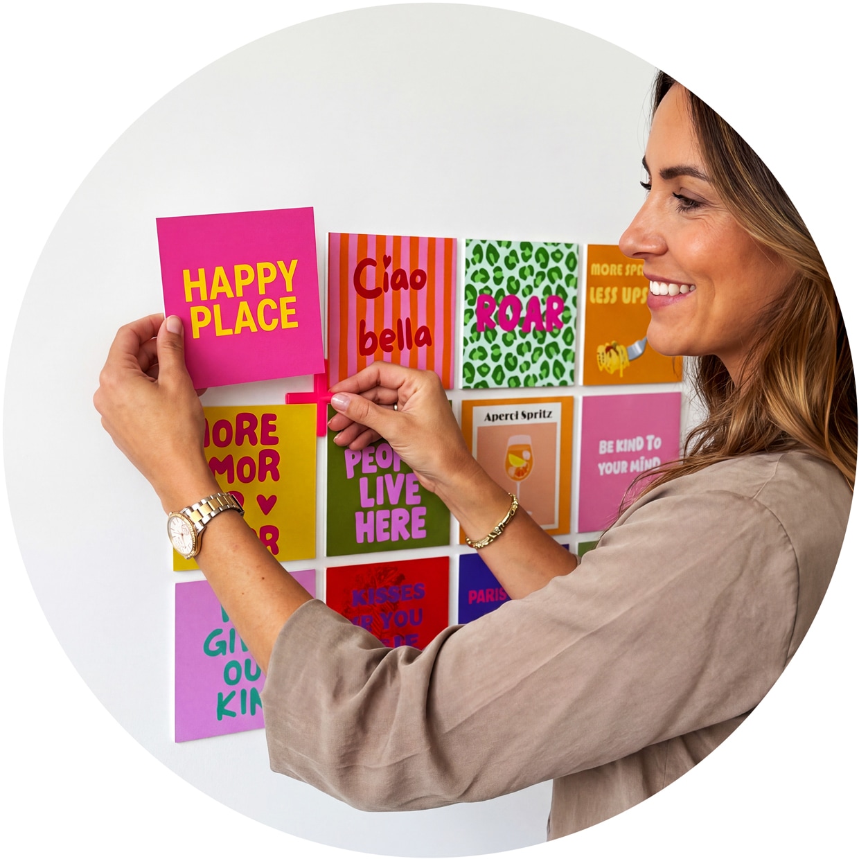 Een vrouw die een happy shape toevoegt aan haar muur naast andere happy shapes.