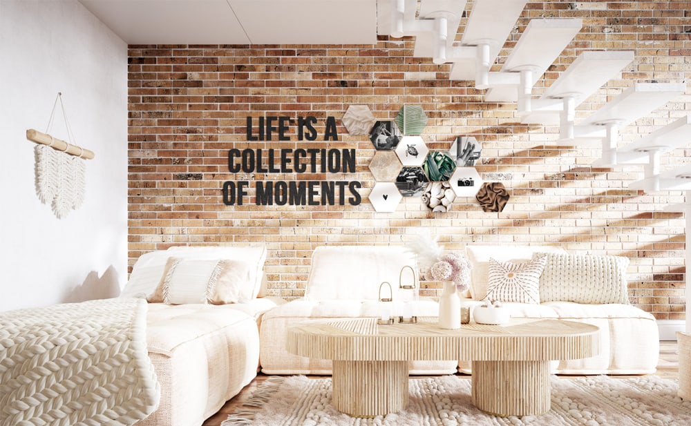 Shapes muurdecoratie gecombineerd met vilten letters onder de trap — moderne hexagon fototegels als stijlvol accent op een bakstenen muur.