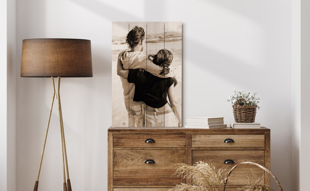 Verander jouw foto in een stijlvolle houtprint die warmte en karakter in elke kamer brengt. De natuurlijke nerven en rustieke charme maken het een echte blikvanger in je interieur.